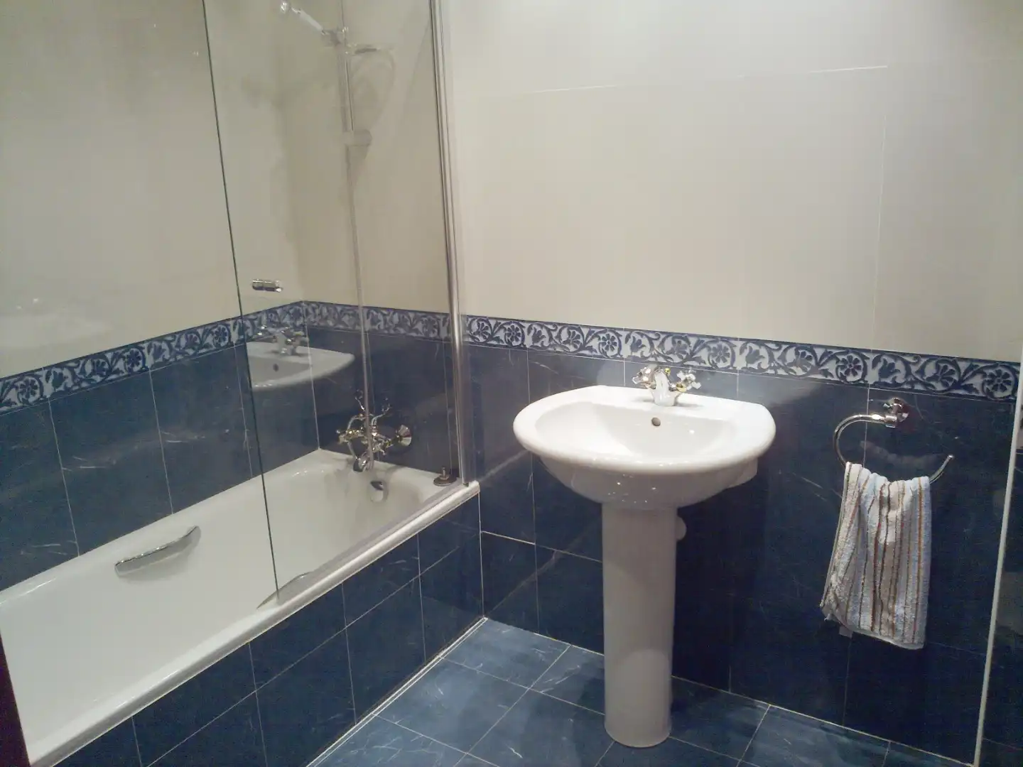 Flat for rent in Itsasalde, Capitán Mendizabal - La Sardinera Bathroom of Flat for rent in Santurtzi with Heating, Parquet flooring and Terrace
