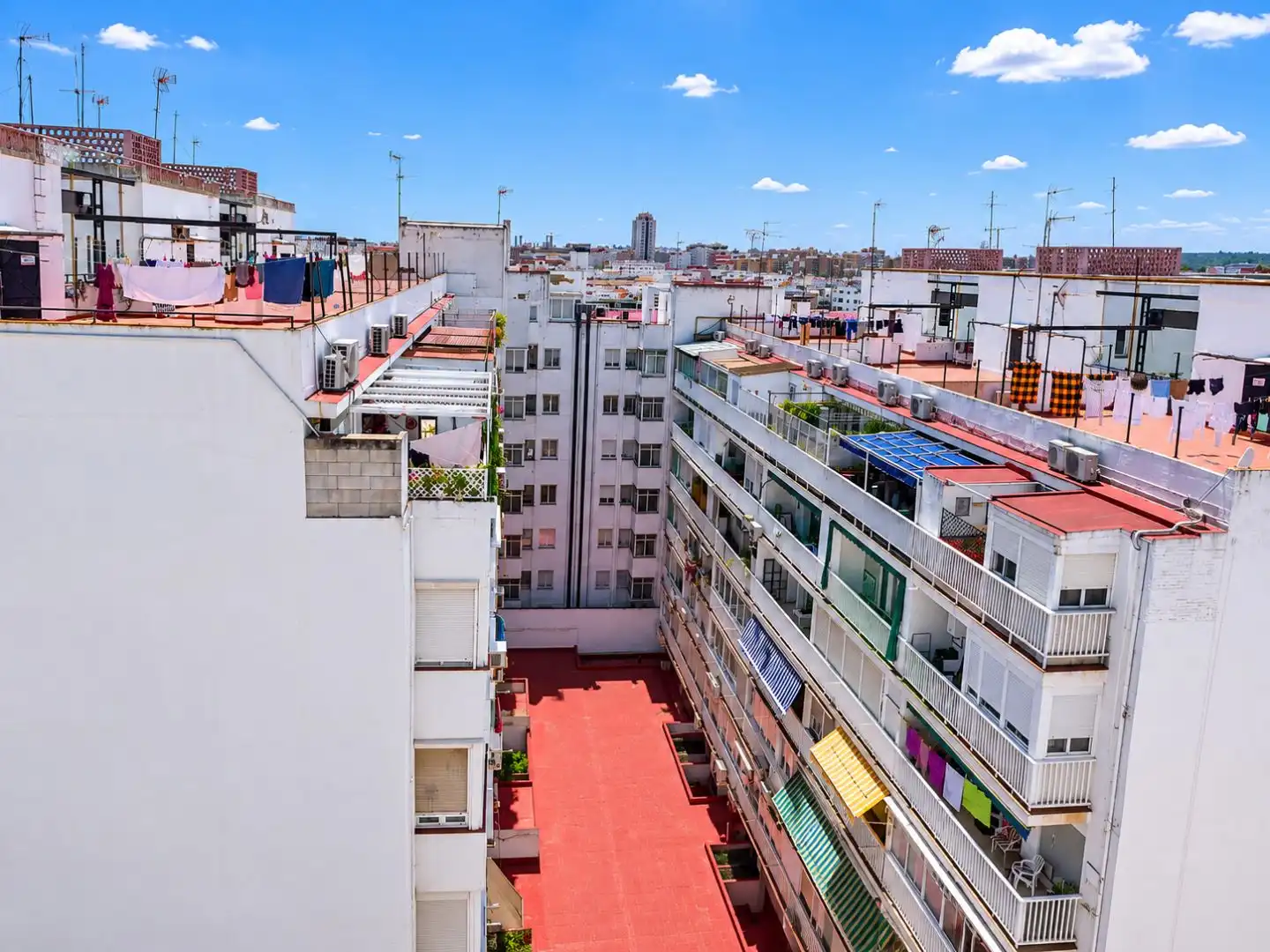 Außenansicht von Wohnung zum Verkauf in  Sevilla Capital mit Klimaanlage