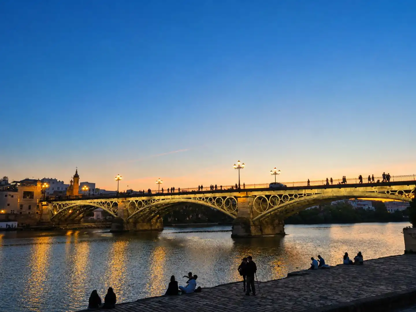 Außenansicht von Wohnung zum Verkauf in  Sevilla Capital mit Klimaanlage