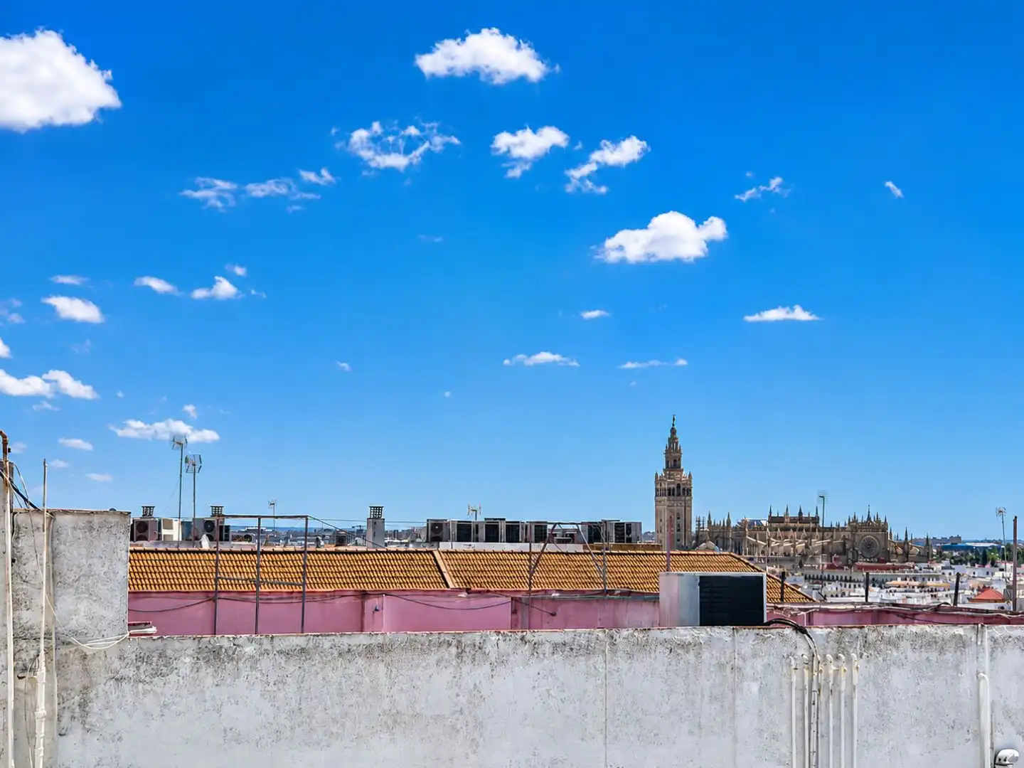 Außenansicht von Wohnung zum Verkauf in  Sevilla Capital mit Klimaanlage