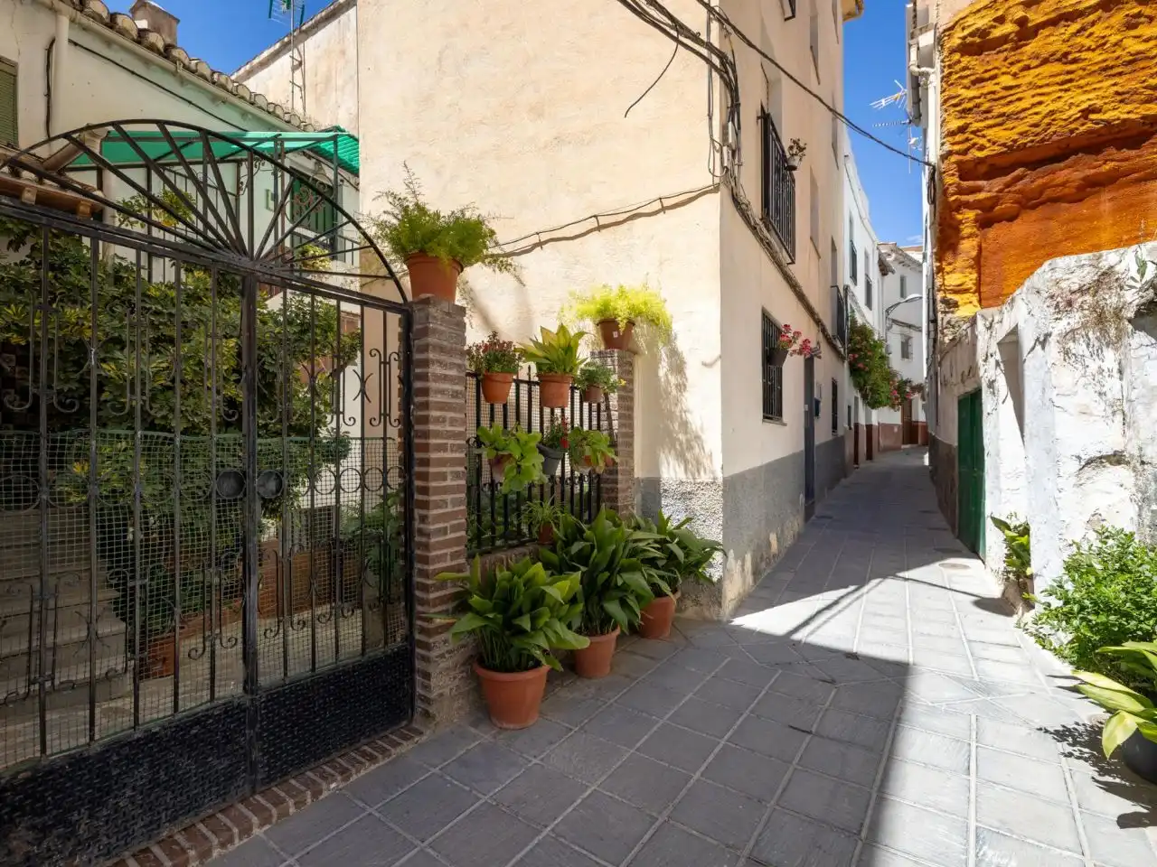 Casa adosada en venta en Calle San Vicente, 18, Güéjar Sierra Vista exterior de Casa adosada en venta en Güéjar Sierra con Terraza