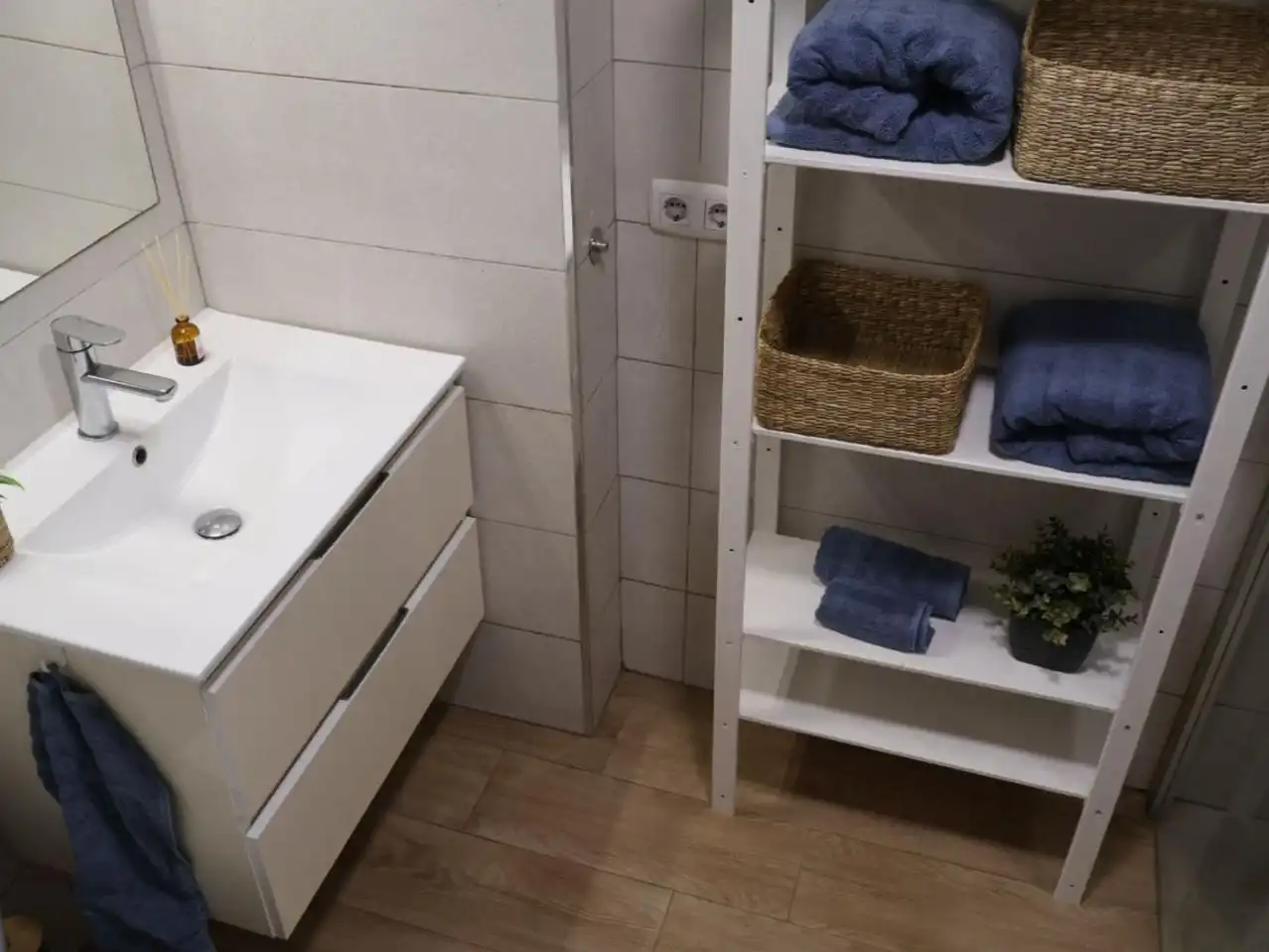 Flat for rent in Calle Mar del Norte, 10, Las Redes Bathroom of Flat for rent in El Puerto de Santa María with Terrace, Swimming Pool and Furnished