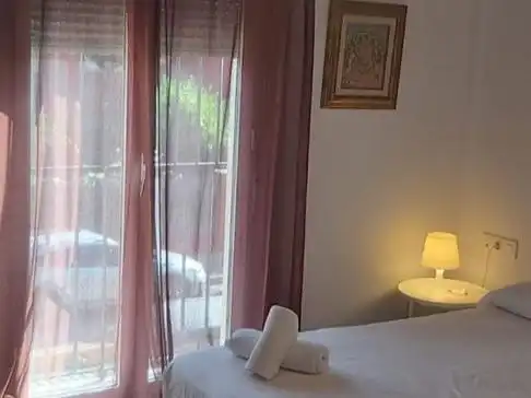 Pis de lloguer a Calle Mochuelo, 35, El Águila Dormitori de Pis de lloguer en El Puerto de Santa María amb Aire condicionat, Calefacció i Jardí privat