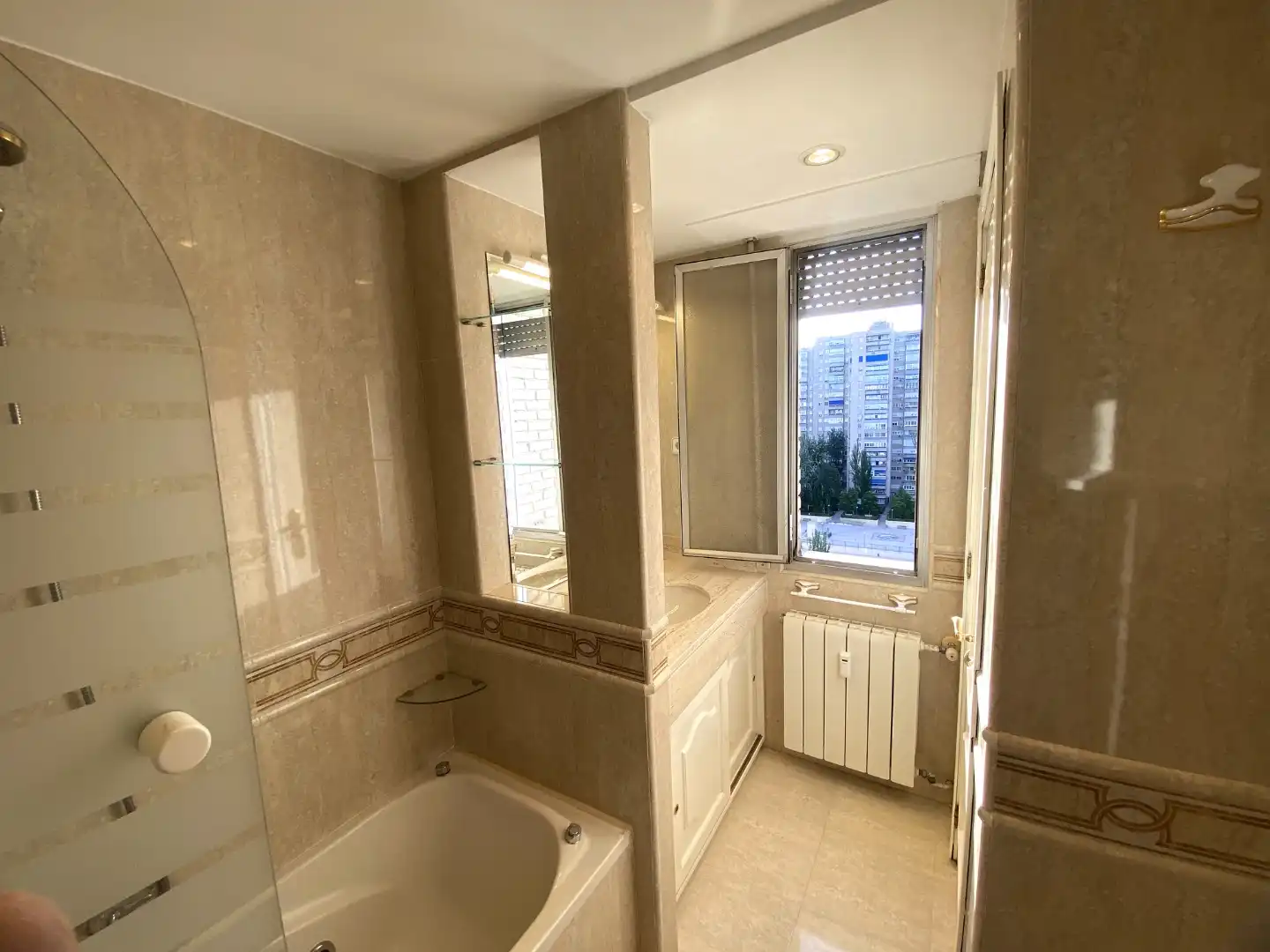 Bathroom of Flat for sale in Madrid  with Air Conditioner, Heating and Parquet flooring