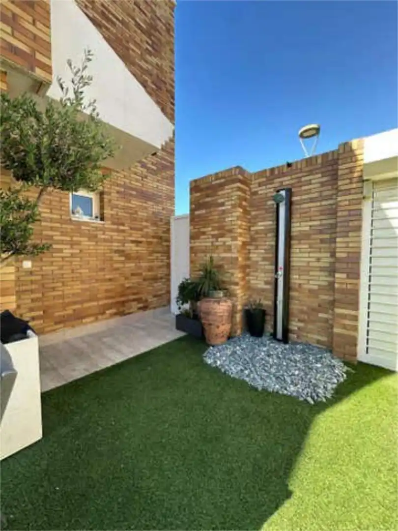 Vista exterior de Casa adosada en venta en Almería con Calefacción, Jardín privado y Terraza