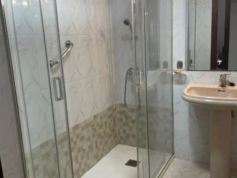 Bathroom of Flat for sale in Sevilla  with Air Conditioner, Terrace and Furnished
