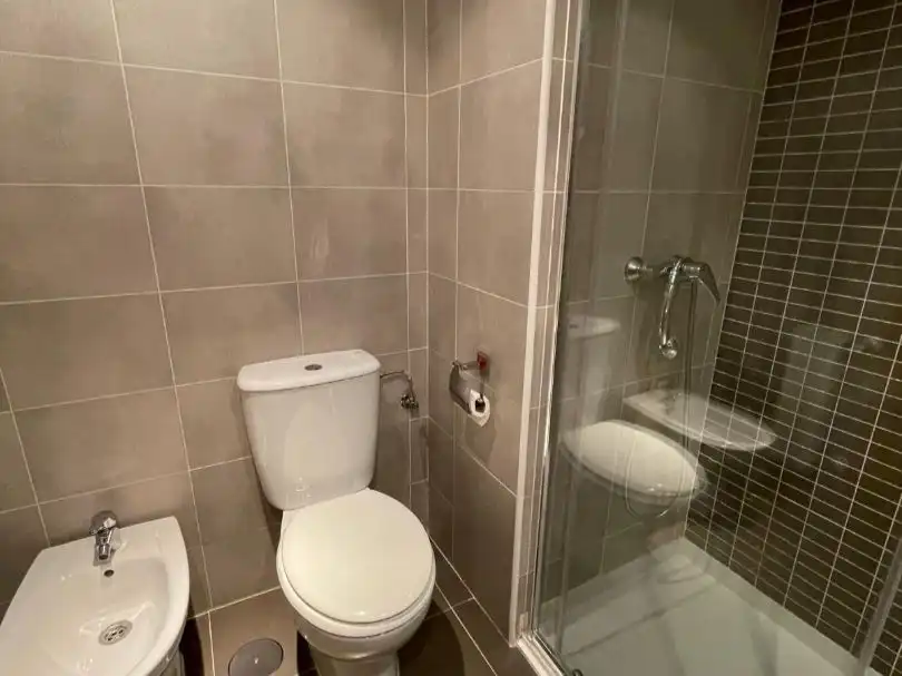 Baño de Piso de alquiler en Villalbilla con Calefacción, Jardín privado y Parquet
