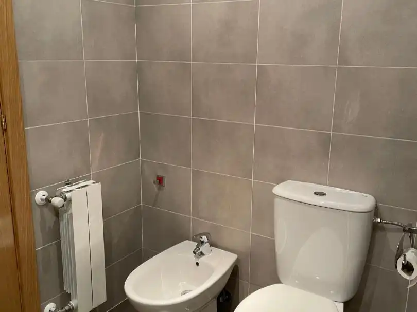 Baño de Piso de alquiler en Villalbilla con Calefacción, Jardín privado y Parquet