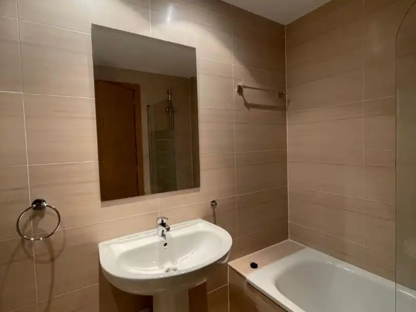 Baño de Piso de alquiler en Villalbilla con Calefacción, Jardín privado y Parquet