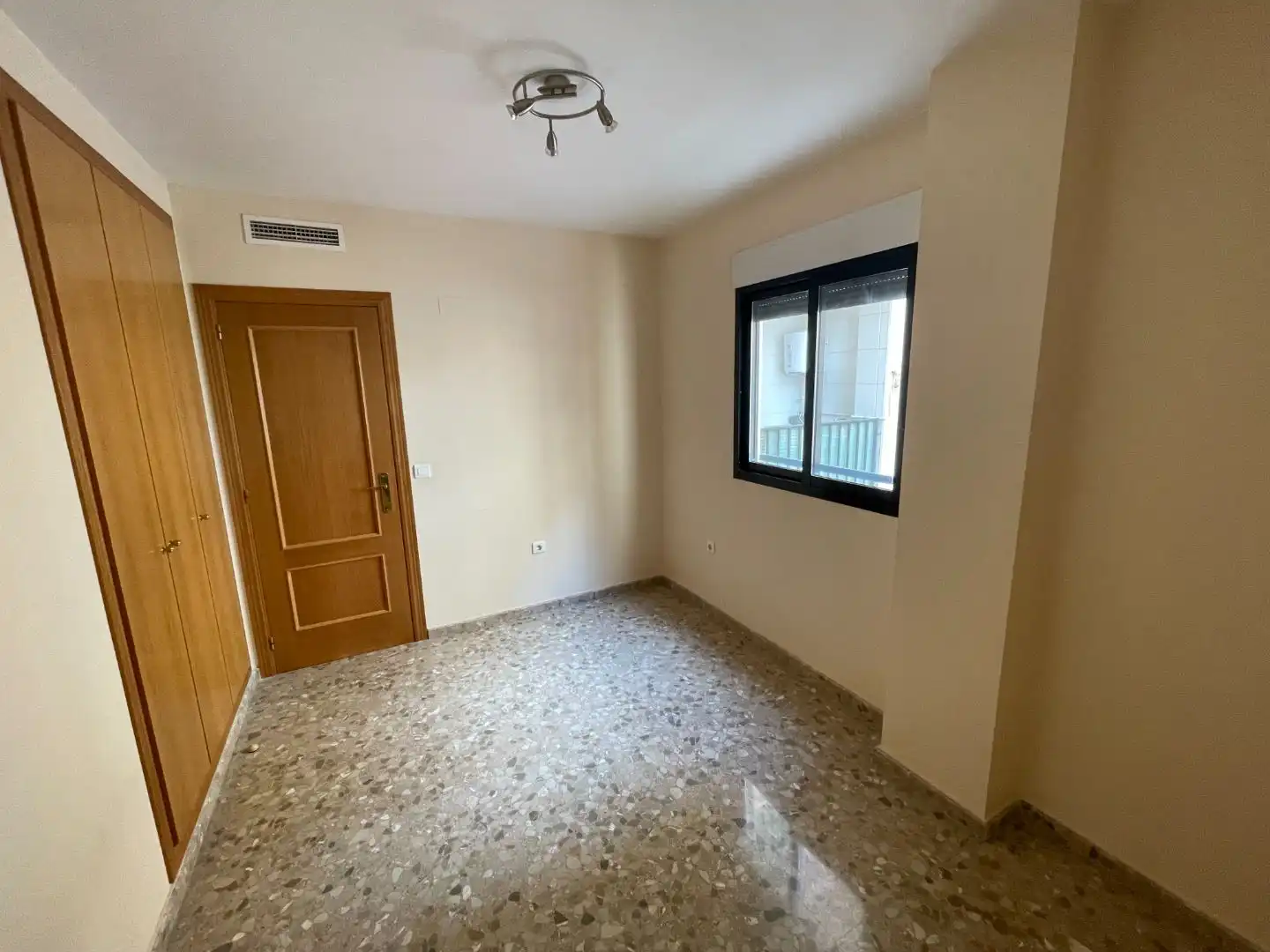 Habitación de Piso en venta en Valencia con Aire acondicionado, Parking comunitario y Videoportero