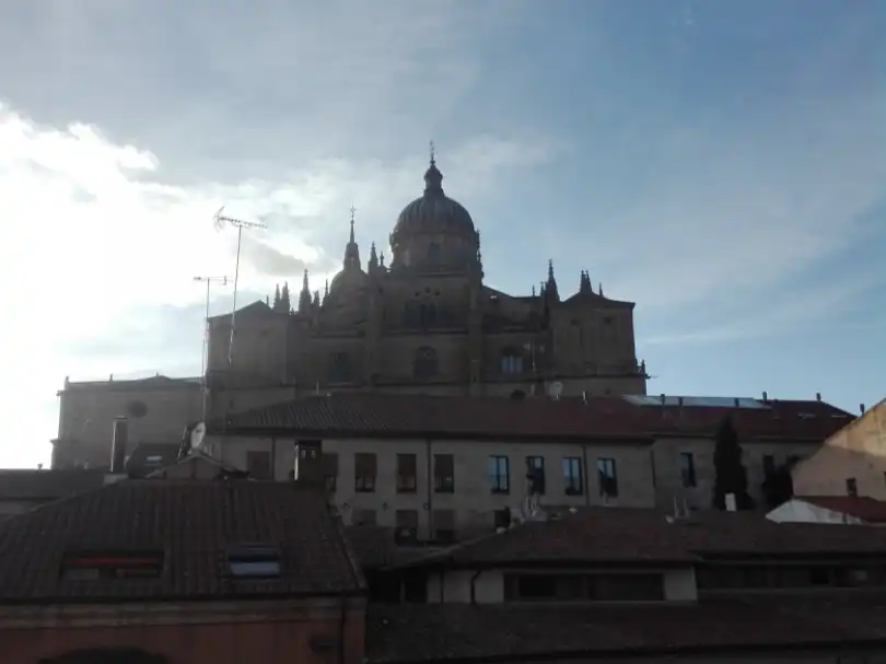 Vista exterior de Piso de alquiler en Salamanca Capital con Balcón