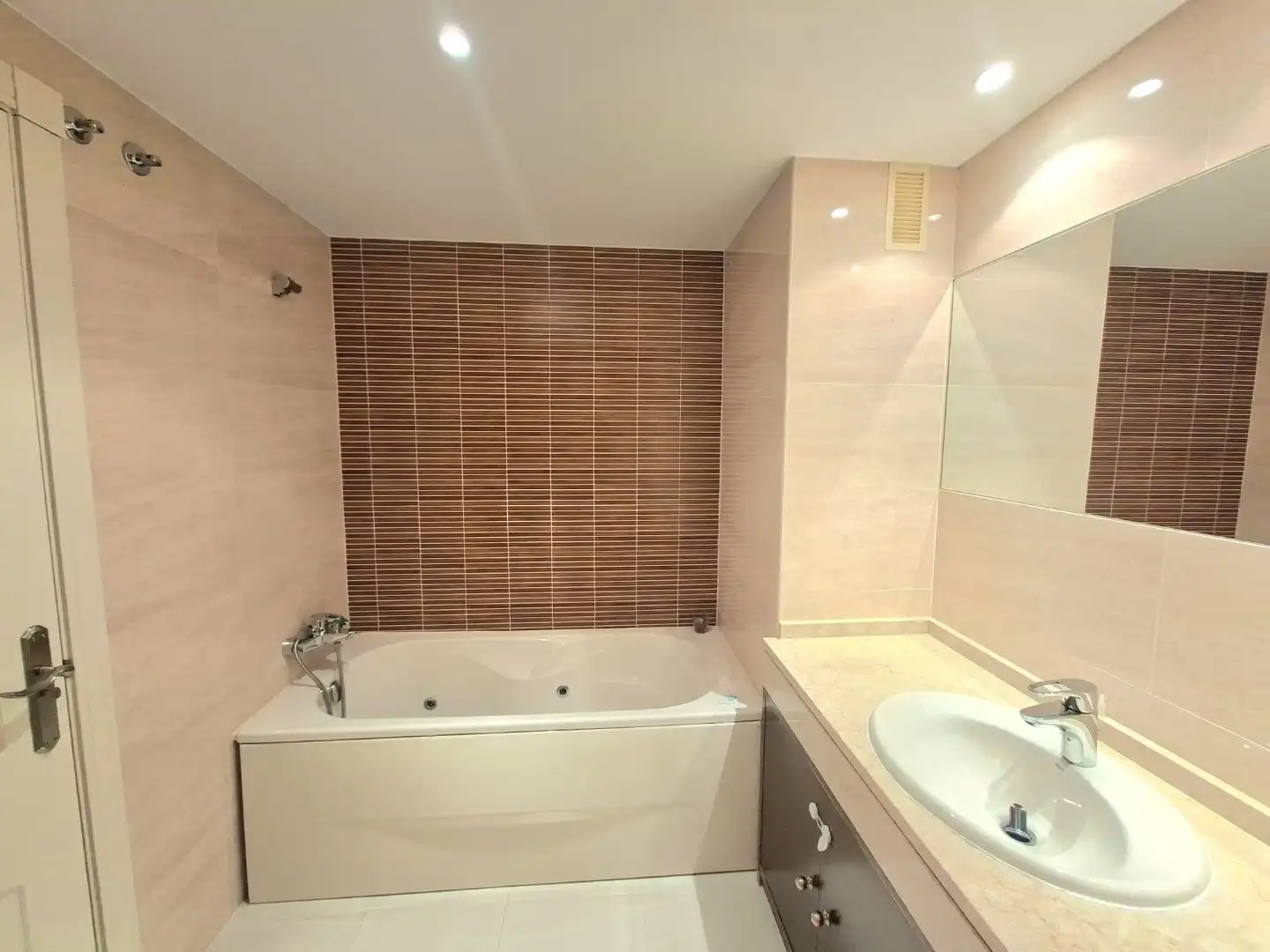 Flat for sale in Calle Mare Nostrum, 32, Zona Monte El Pilar Bathroom of Flat for sale in Majadahonda with Air Conditioner, Heating and Parquet flooring