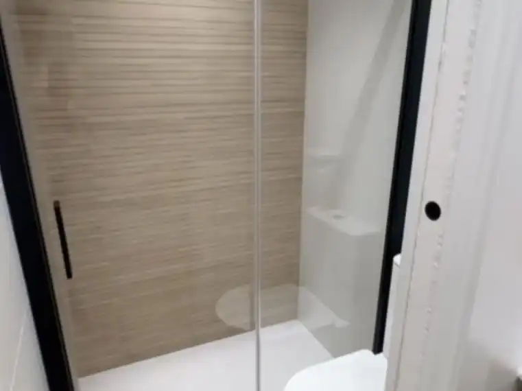 Baño de Apartamento de alquiler en La Carlota con Aire acondicionado, Calefacción y Amueblado