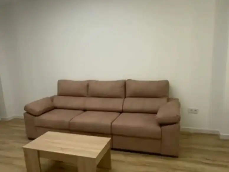 Sala de estar de Apartamento de alquiler en La Carlota con Aire acondicionado, Calefacción y Amueblado