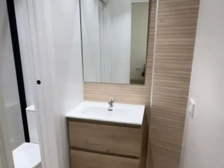 Baño de Apartamento de alquiler en La Carlota con Aire acondicionado, Calefacción y Amueblado