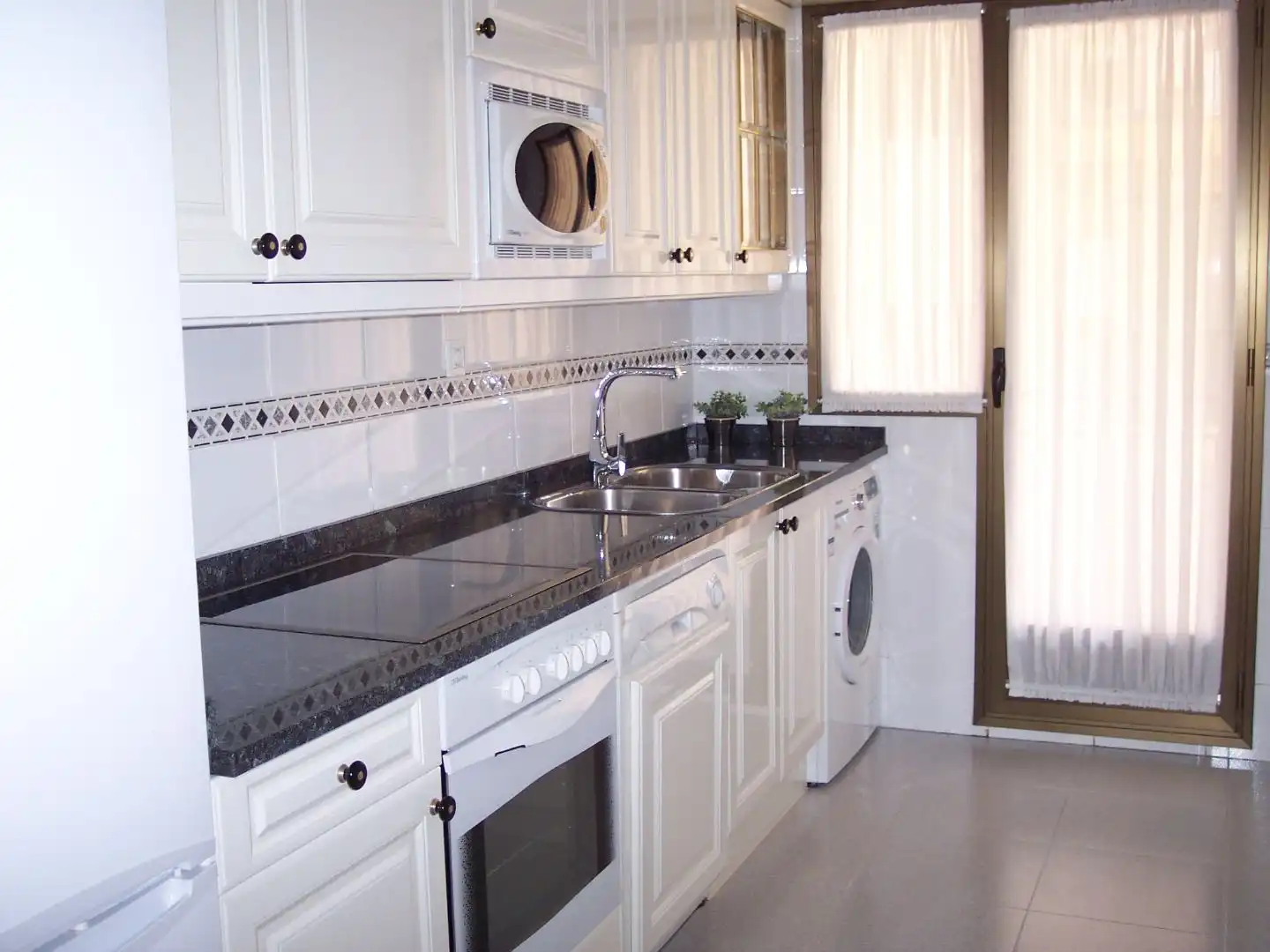 Flat for rent in Avenida de Juan Pablo II, 76, Romareda Kitchen of Flat for rent in Zaragoza with Air Conditioner, Heating and Private garden