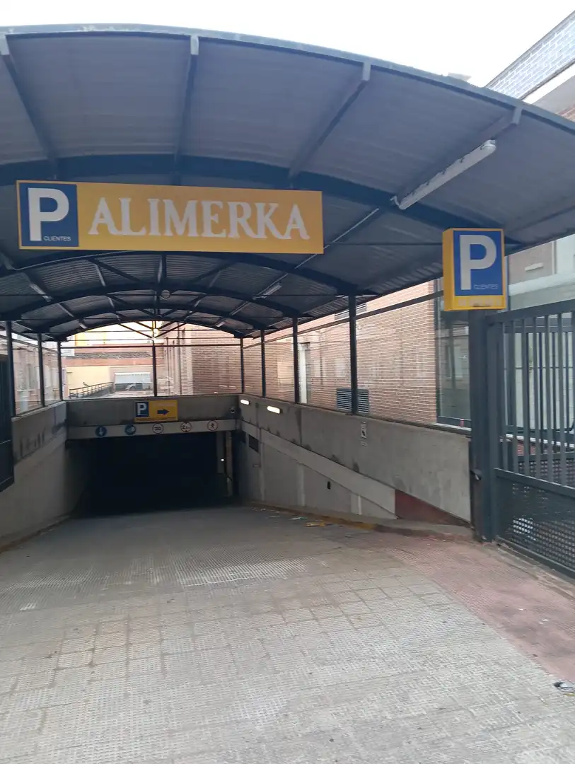 Garatge de lloguer a Calle Bata, 2, Delicias Aparcament de Garatge de lloguer en Valladolid