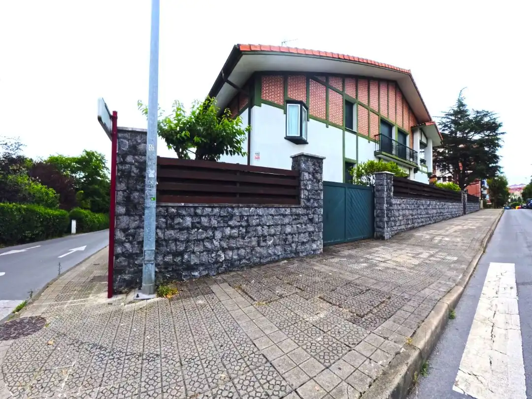 Vista exterior de Casa o chalet en venta en Leioa con Calefacción, Jardín privado y Parquet