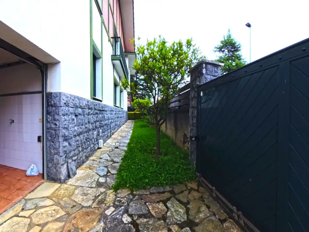 Vista exterior de Casa o chalet en venta en Leioa con Calefacción, Jardín privado y Parquet