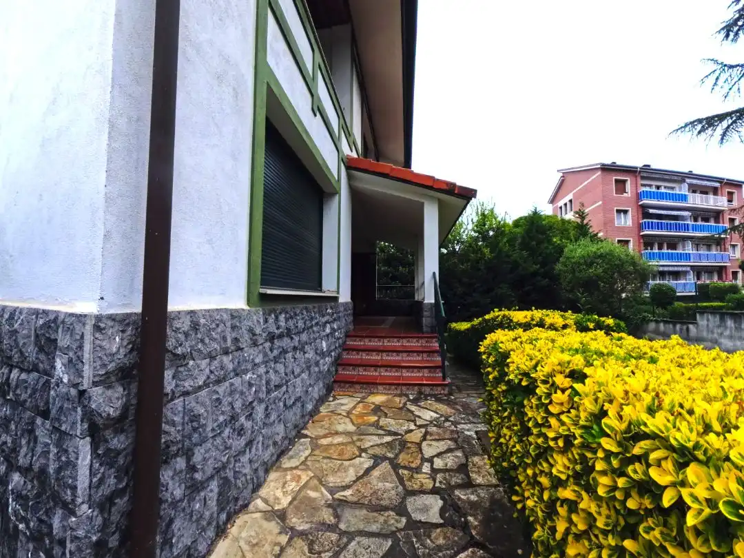 Vista exterior de Casa o chalet en venta en Leioa con Calefacción, Jardín privado y Parquet