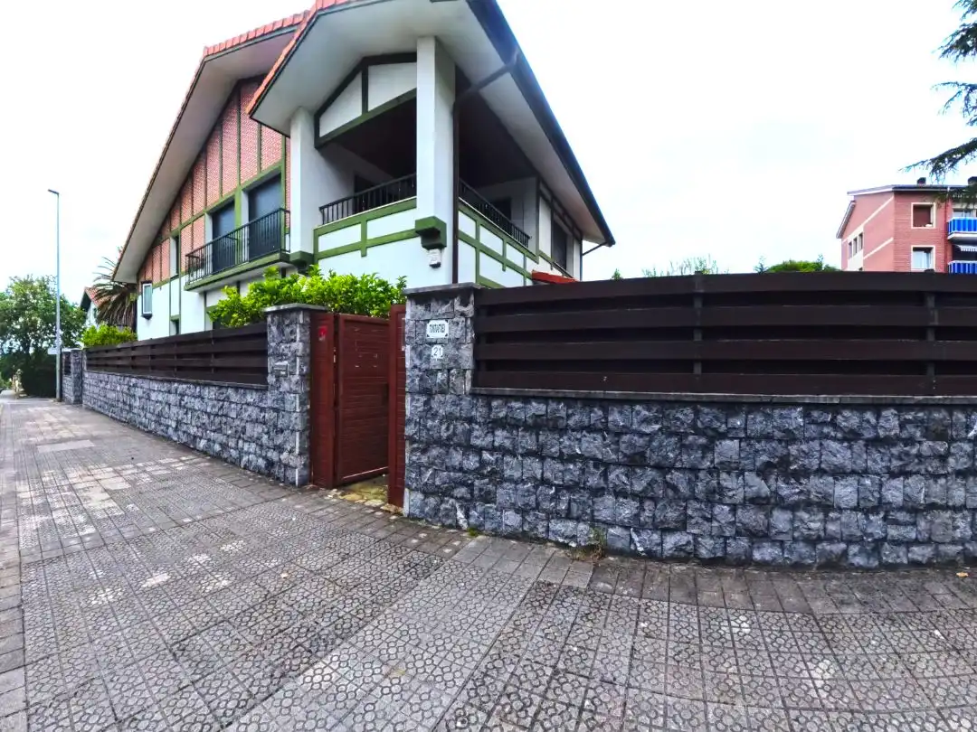 Vista exterior de Casa o chalet en venta en Leioa con Calefacción, Jardín privado y Parquet