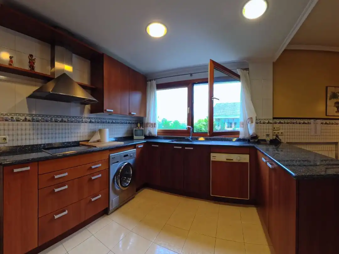 Cocina de Casa o chalet en venta en Leioa con Calefacción, Jardín privado y Parquet