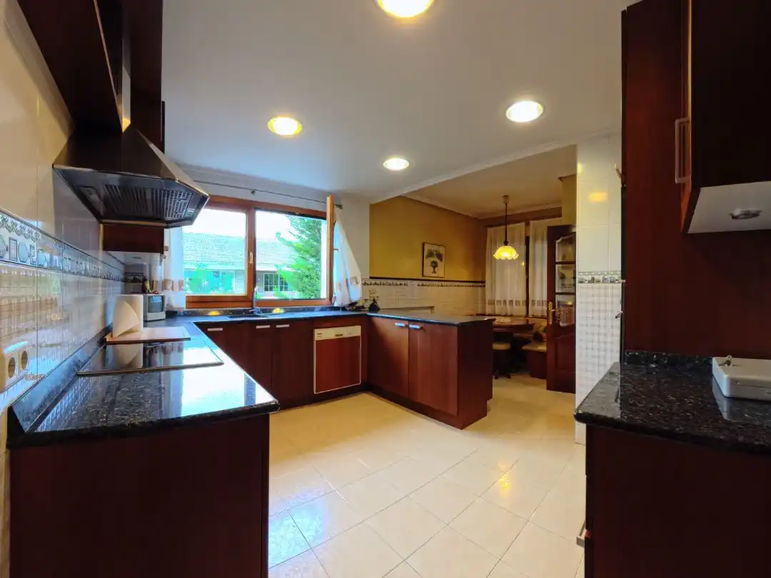 Cocina de Casa o chalet en venta en Leioa con Calefacción, Jardín privado y Parquet