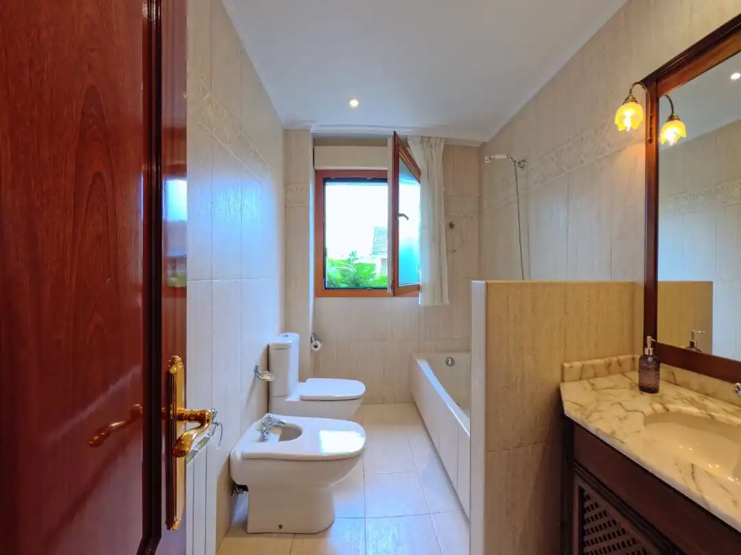 Baño de Casa o chalet en venta en Leioa con Calefacción, Jardín privado y Parquet