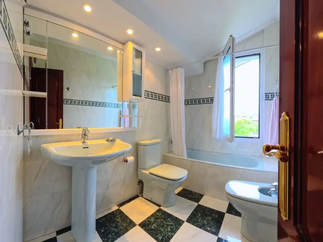Baño de Casa o chalet en venta en Leioa con Calefacción, Jardín privado y Parquet