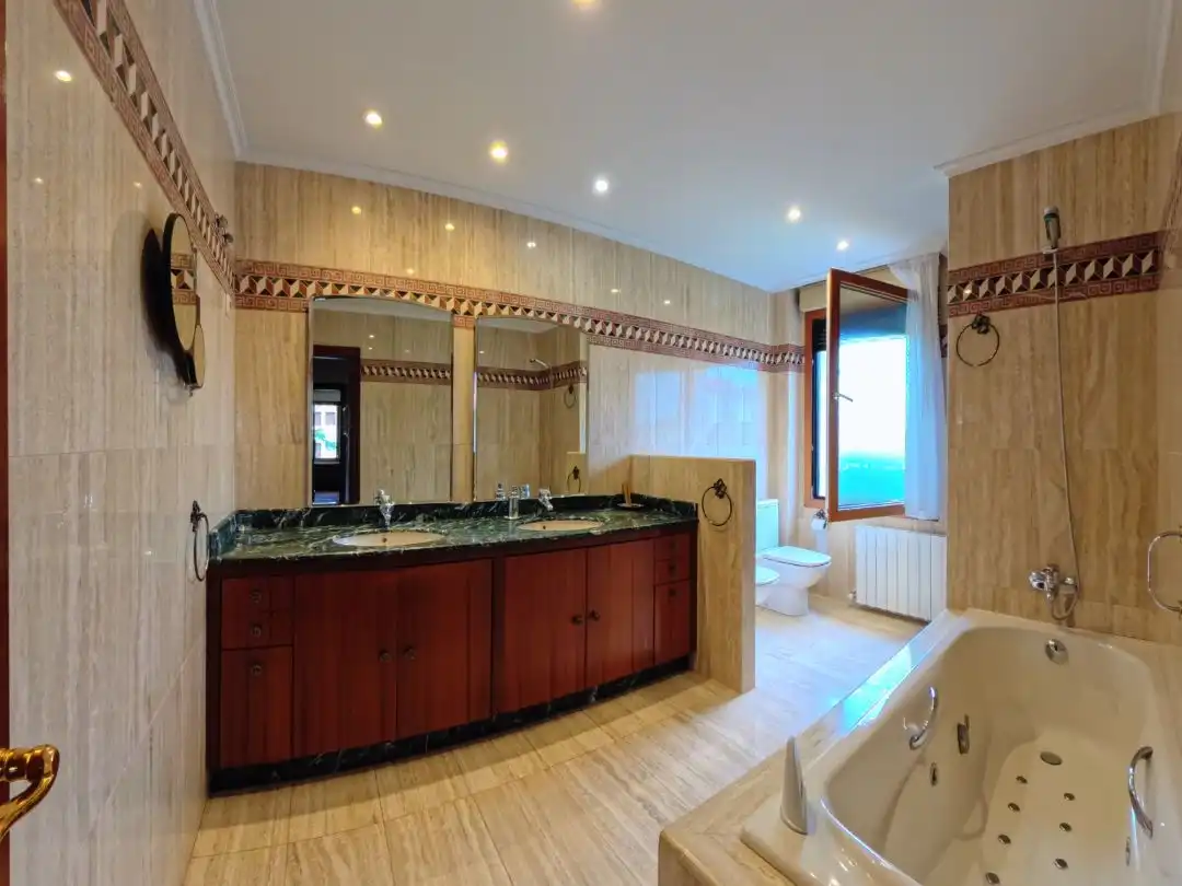 Baño de Casa o chalet en venta en Leioa con Calefacción, Jardín privado y Parquet