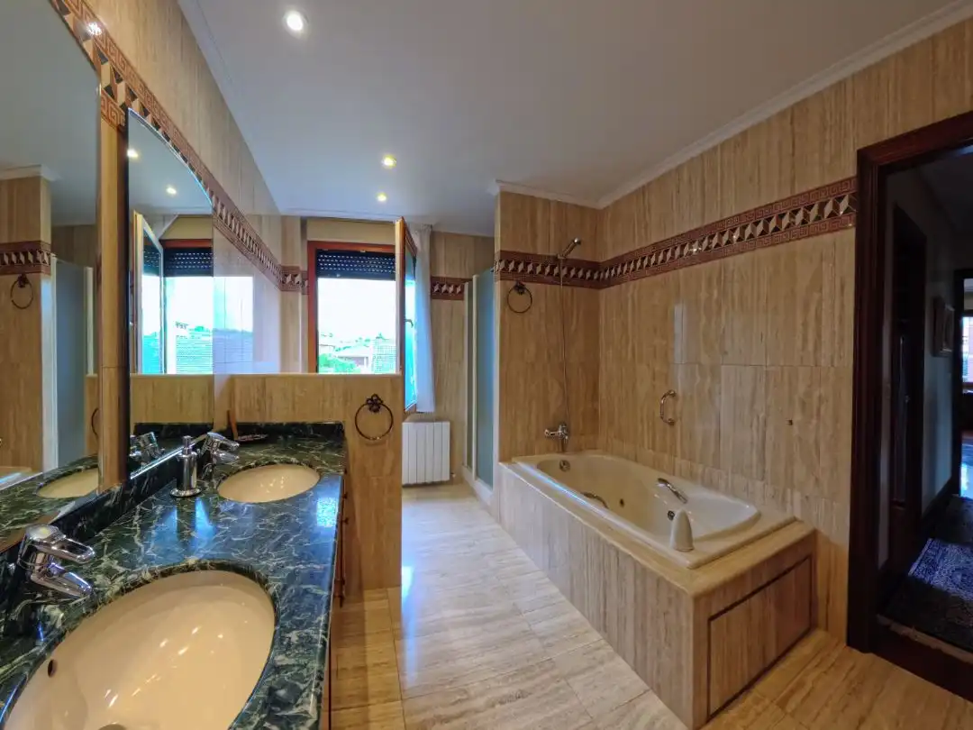 Baño de Casa o chalet en venta en Leioa con Calefacción, Jardín privado y Parquet