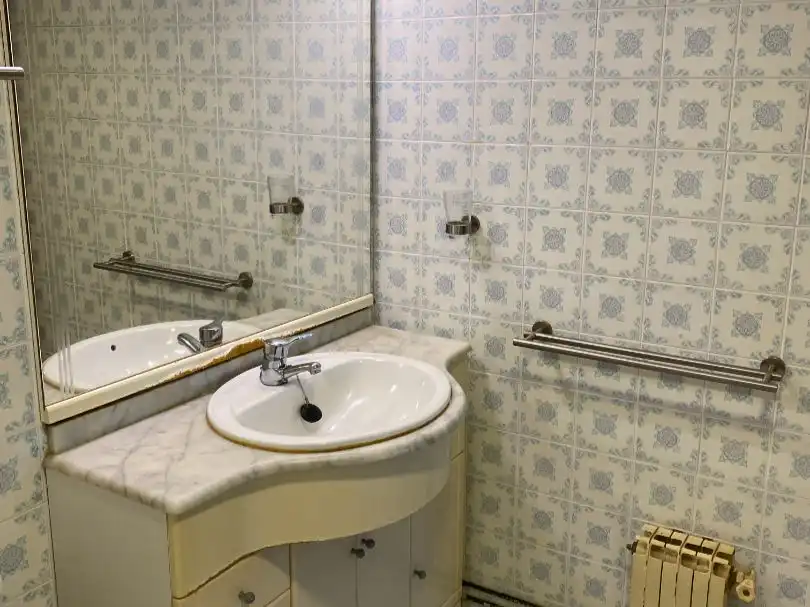 Baño de Piso de alquiler en Santander con Calefacción, Parquet y Amueblado