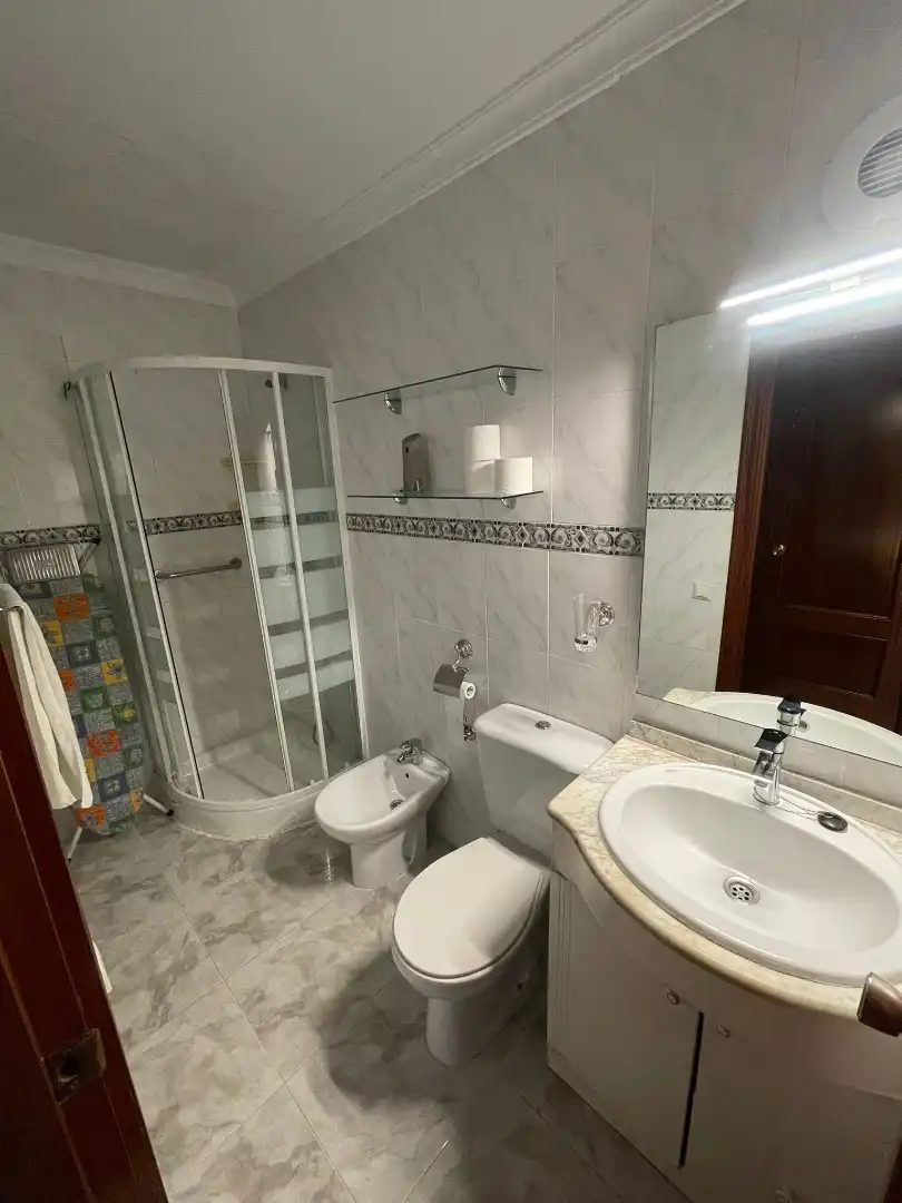Piso de alquiler en Calle Séneca, 4, Centro Baño de Piso de alquiler en Montequinto con Aire acondicionado, Calefacción y Amueblado