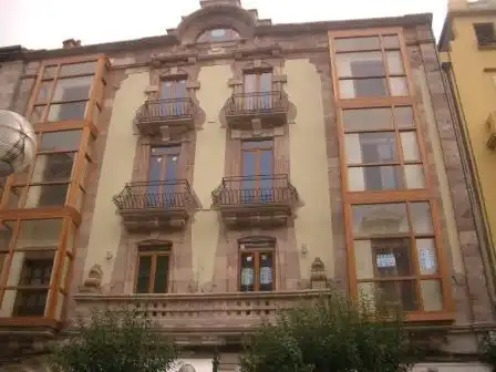 Wohnung zur Miete in Calle José Felipe Quijano, 4, Centro Außenansicht von Wohnung zur Miete in Torrelavega mit Heizung, Parkett und Balkon