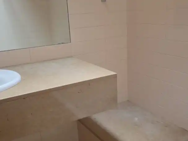Wohnung zur Miete in Calle José Felipe Quijano, 4, Centro Badezimmer von Wohnung zur Miete in Torrelavega mit Heizung, Parkett und Balkon
