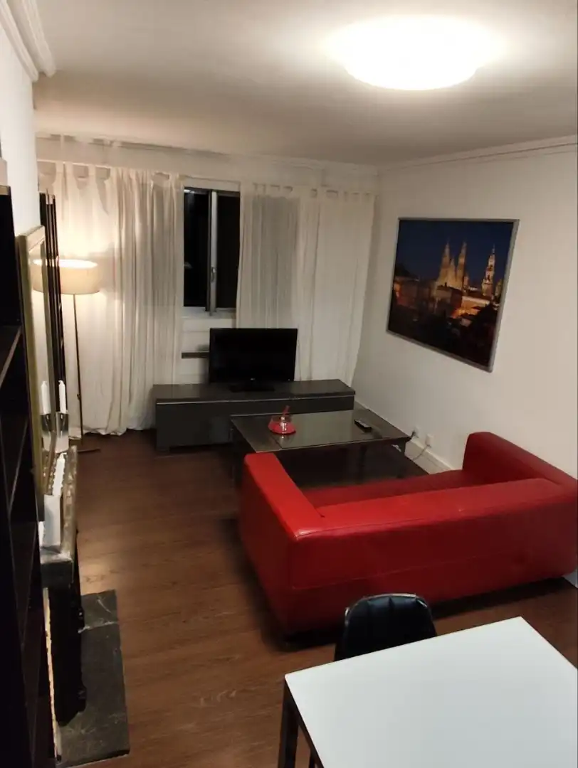 Sala de estar de Piso de alquiler en Oleiros con Calefacción, Parquet y Amueblado