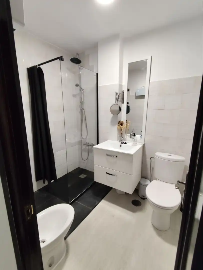 Baño de Piso de alquiler en Oleiros con Calefacción, Parquet y Amueblado
