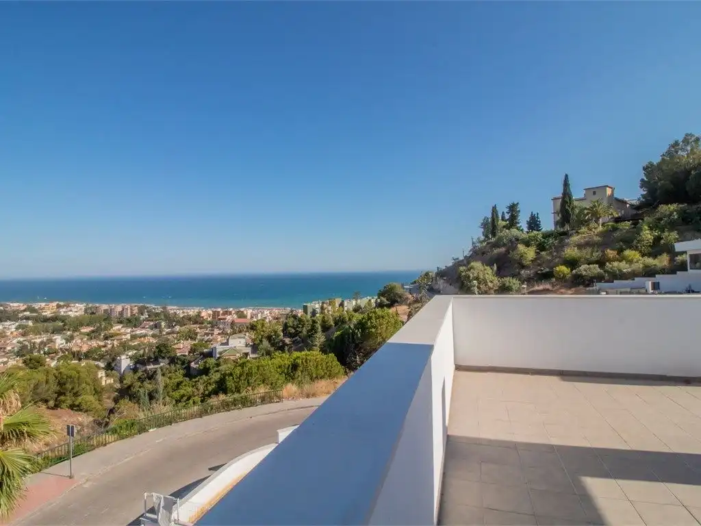 Vista exterior de Casa adosada en venda en Málaga Capital amb Aire condicionat, Terrassa i Piscina