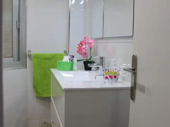 Piso de alquiler en Pasaje Escritor Narbona, 5, Huerta de la Reina - Trassierra Baño de Piso de alquiler en Córdoba con Aire acondicionado, Calefacción y Terraza