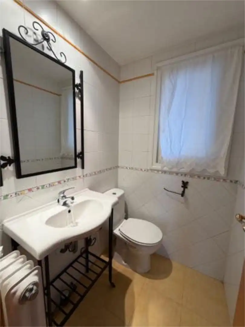 Flat for rent in Polideportivos Asperon - Mariano Vicen Bathroom of Flat for rent in Soria Capital with Heating and Furnished