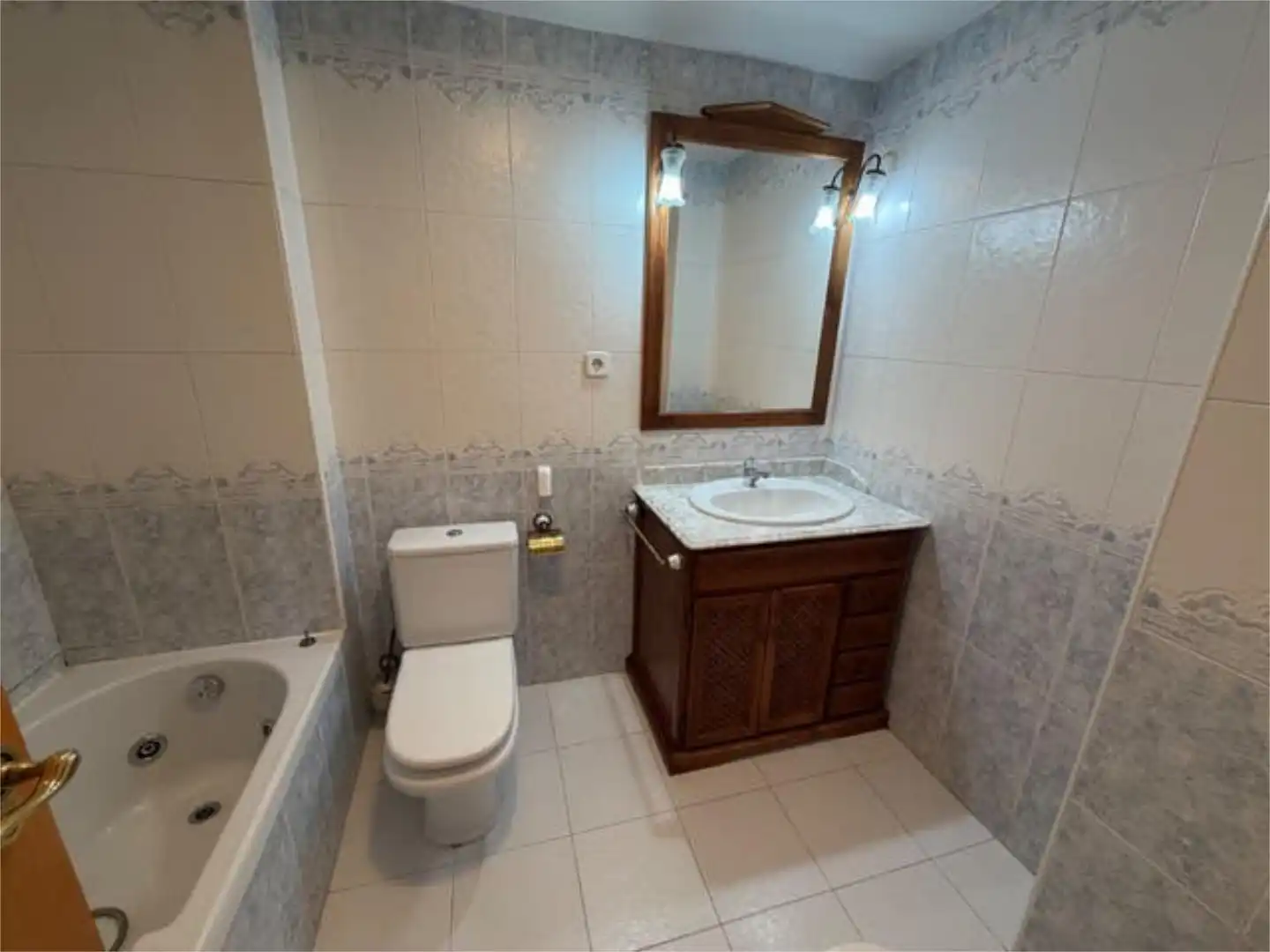 Flat for rent in Polideportivos Asperon - Mariano Vicen Bathroom of Flat for rent in Soria Capital with Heating and Furnished