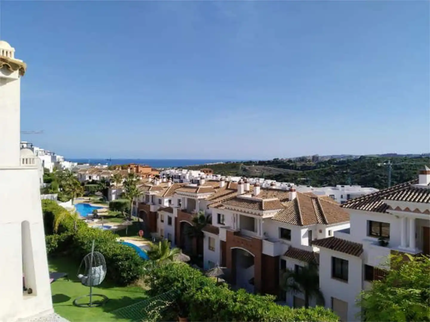 Apartamento en venta en Casares Golf - Casares del Sol Vista exterior de Apartamento en venta en Casares con Terraza y Piscina