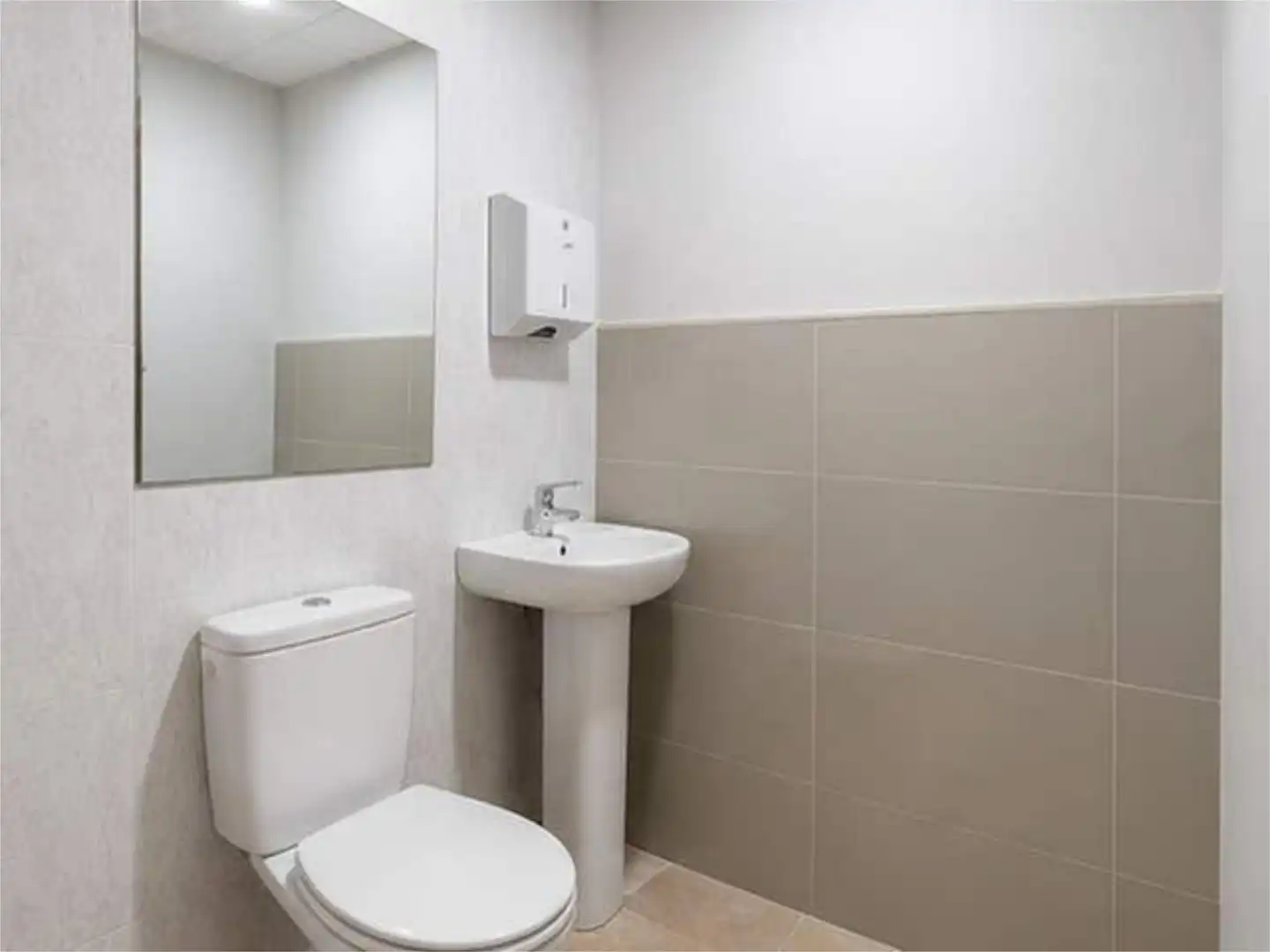 Office for rent in Sector Sur Bathroom of Office for rent in Córdoba with Air Conditioner