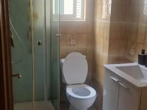 Habitación en Calle Fuentebella, 44, Fuentebella -San Felix - El Leguario Baño de Piso para compartir en Parla con Calefacción, Parquet y Amueblado