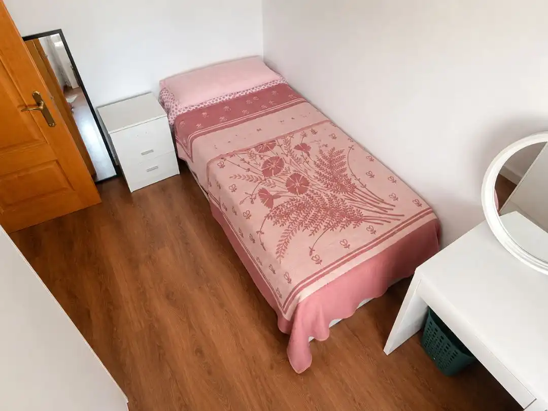 Habitación en Calle Fuentebella, 44, Fuentebella -San Felix - El Leguario Habitación de Piso para compartir en Parla con Calefacción, Parquet y Amueblado