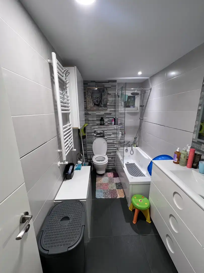 Badezimmer von Wohnung zum Verkauf in  Madrid Capital mit Klimaanlage und Balkon