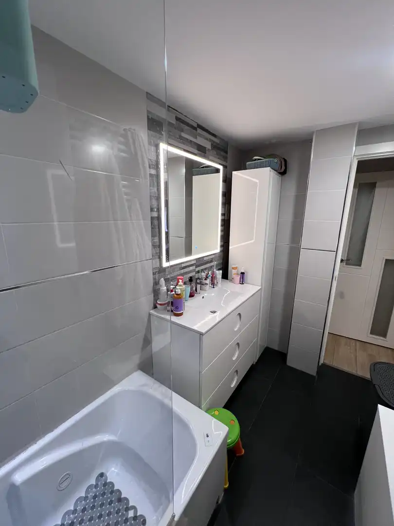 Badezimmer von Wohnung zum Verkauf in  Madrid Capital mit Klimaanlage und Balkon