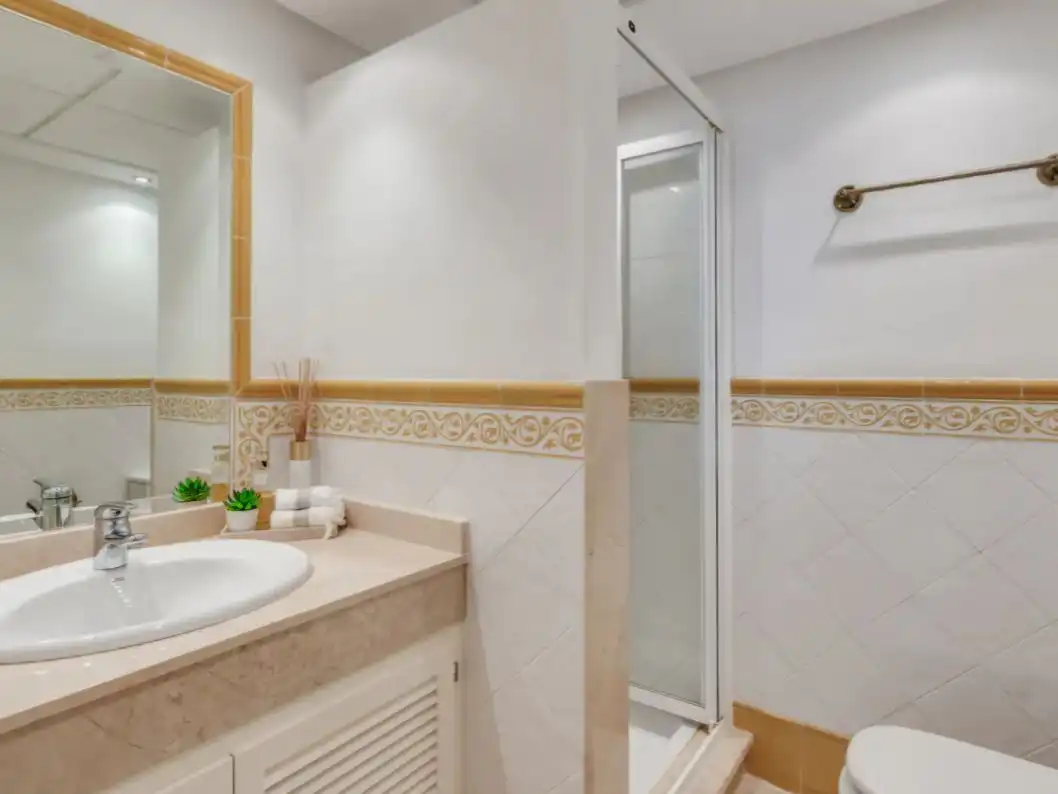 Apartamento en venta en Calle Clara Campoamor, 4b, La Mairena Baño de Apartamento en venta en Ojén con Aire acondicionado, Terraza y Piscina