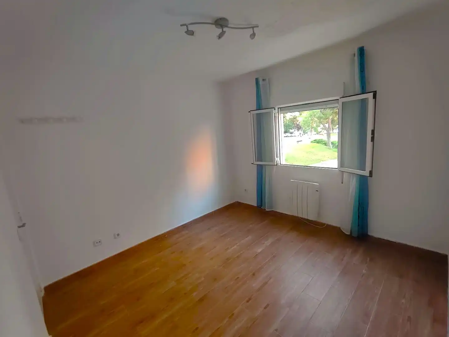Piso en venta en Apóstol Santiago Habitación de Piso en venta en Madrid con Calefacción