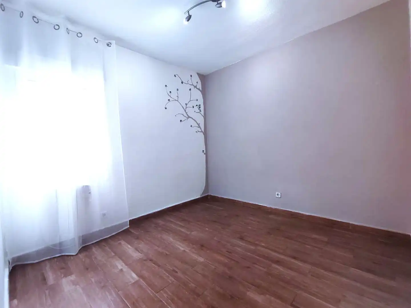 Piso en venta en Apóstol Santiago Habitación de Piso en venta en Madrid con Calefacción